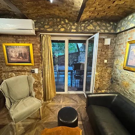 App 1906 Apartment